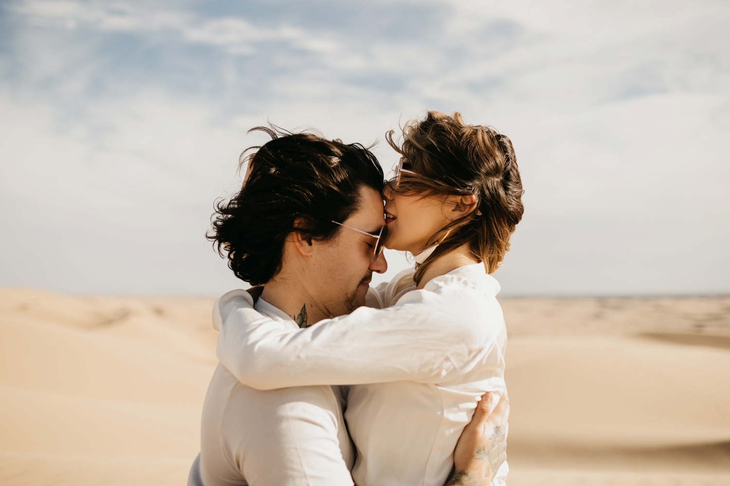 couple kissing in glamis sand dune