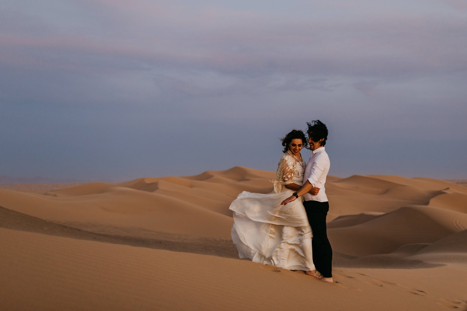 bride and groom sunset desert 